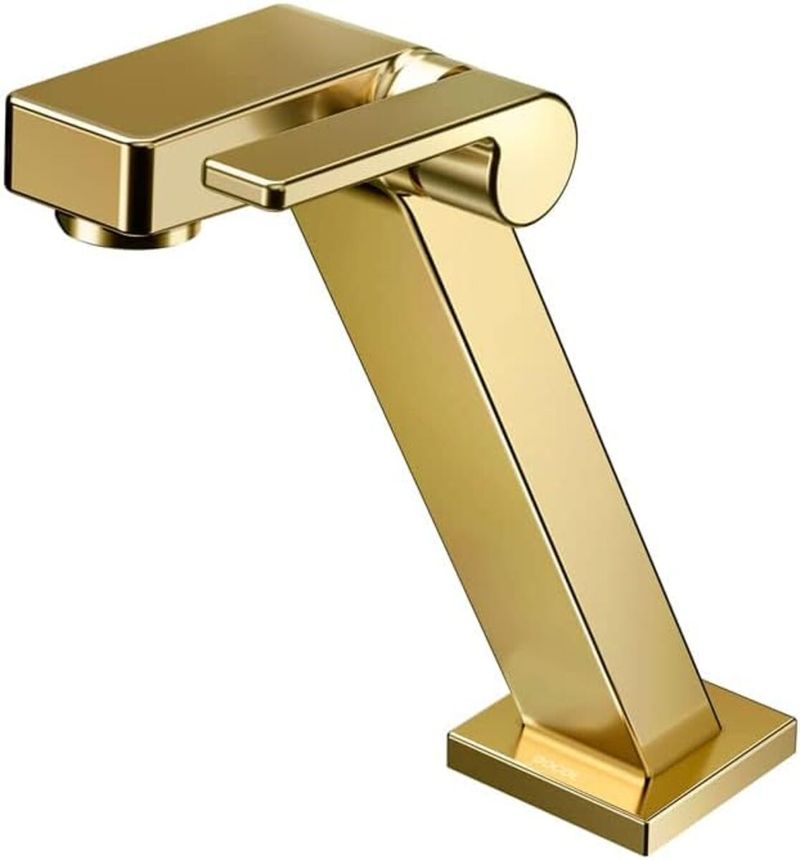 torneira-docol-stillo-bica-baixa-mesa-para-lavatorio-ouro--1-
